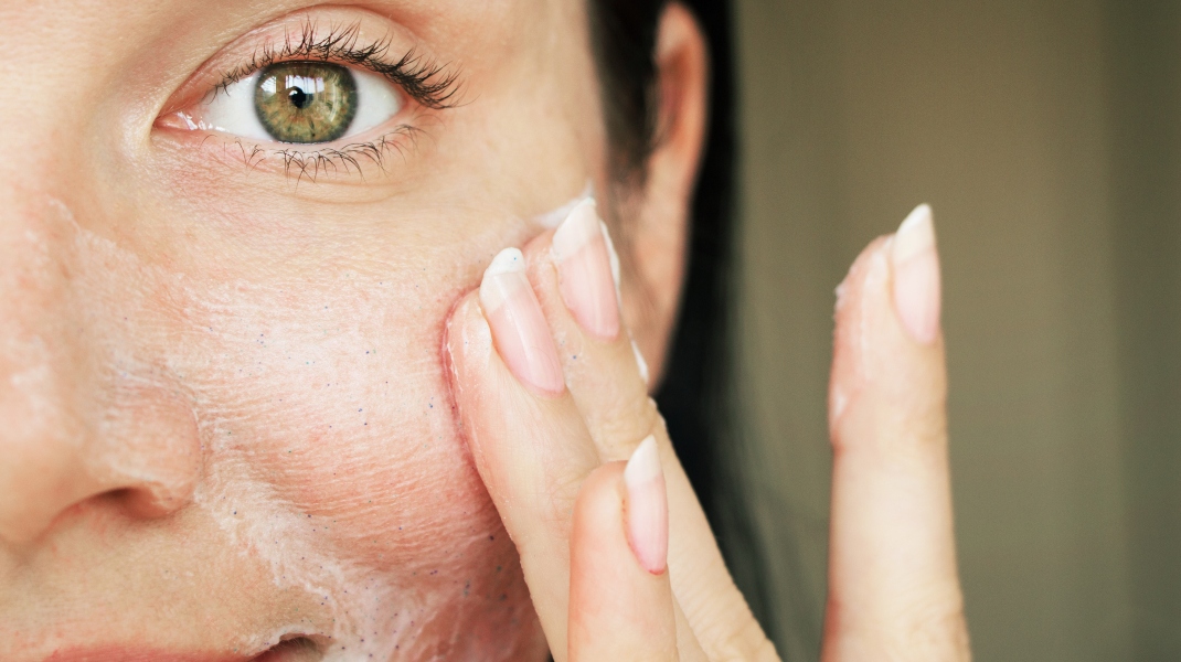Γυναίκα καθαρίζει το πρόσωπό της
Φωτογραφία:Shutterstock