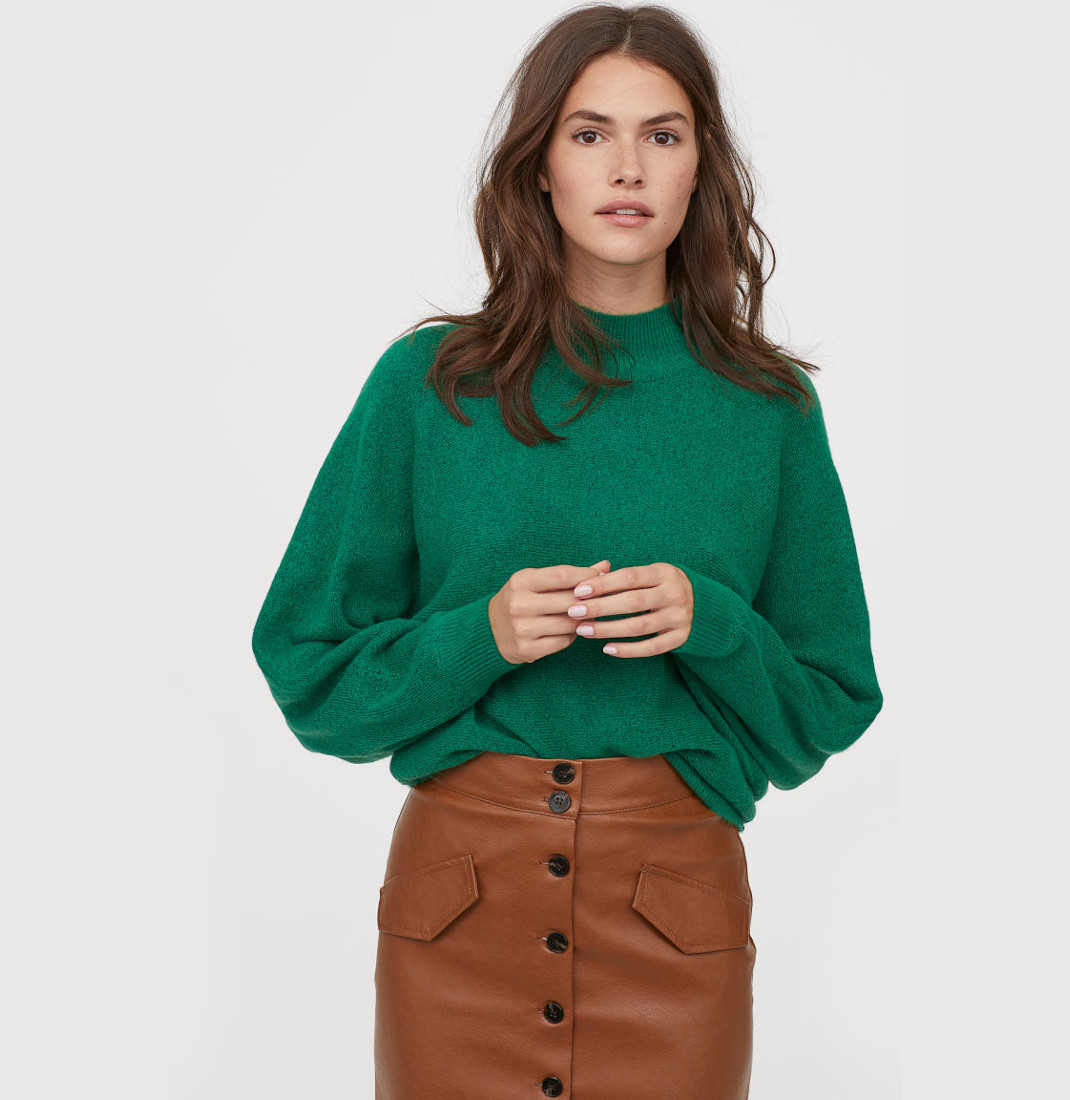γυναικα με πράσινο πουλόβερ H&M