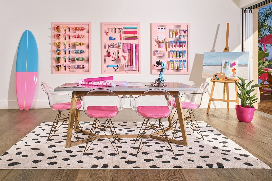 Το dining room στο σπίτι της Barbie στο Μαλιμπού